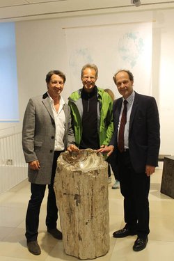 v. r.: Wolfgang Lösche, MDirig. Dr. Gerd Bruckner und Markus Steininger mit dem versteinerten Baumstamm; Fotos: privat