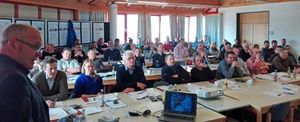 Voll besetzter Vortragssaal im Kompetenzzentrum zum Thema Grabmalanlagen