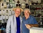 In der Werkstatt in Türkheim wählten Gerhard Schröder (rechts) und Horstmar Holländer JuraKalkstein als Material für das zu fertigende Grabmal aus. (Foto: Bärbel Holländer)
