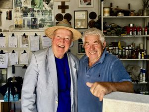 In der Werkstatt in Türkheim wählten Gerhard Schröder (rechts) und Horstmar Holländer JuraKalkstein als Material für das zu fertigende Grabmal aus. (Foto: Bärbel Holländer)