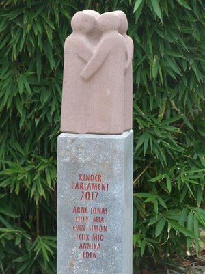 Die Kita-Skulptur von Udo Wintgens entstand im Rahmen der Aktion "Kleine Hände, große Zukunft" (Foto: Edeltraud und Udo Wintgens)