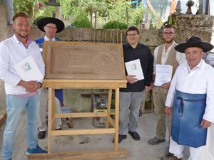 Die neuen Steinmetze in Nord- und Mittelhessen (v.l.): Björn Schober, Ehrenobermeister Holger Rode, Marco Seitz, Paul Ole Bächt und Obermeister Jochen Bollerhey