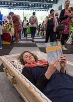 Mutige Besucher konnten auf der LEBEN UND TOD sogar im Sarg Probe liegen.