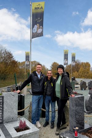 Von links: Oliver Schütte mit Adrie Gaspersz und Kerstin Kalmer von NKA Natursteinkontor Allagen 
