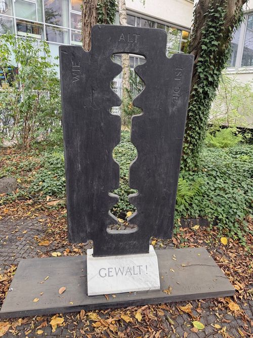 Eine der Rasierklingen-Skulpturen trägt den Titel "Wie alt ist die Gewalt".