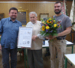 Johannes Hohlfeld erhält Ehrenurkunde Diamantener Jahrestag der Meisterprüfung, überreicht von Obermeister André Kagerer und Lehrlingswart Magnus Kurtzke