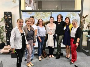 Im Bild v.l.n.r.: Heide Schöne, Ulrike Grebe-Velte, Angelika Marchner, Christiane Köpler, Magdalena Schönwetter (JMS Jura Marble Suppliers), Sylke Lambert (OM Ulm), Monica J. Gawet (Tennessee Marble Company) und Eva Maria Wolfer (Foto: Bärbel Holländ