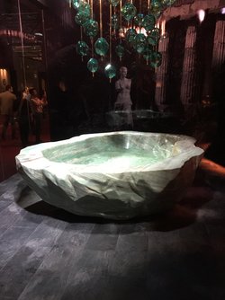 Die massive Badewanne aus silbergrünem Quarz (Entwurf: Luca Bojola, Baldi,I-Tavarnuzze Impruneta) ist 10 t schwer und kostet etwa 1 Mio.€ (Foto: Willy Hafner)