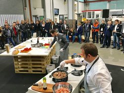 Dirk Mesdag und Michael Stephanik kochen auf Quarzwerkstoff und Laminam.