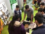 Schüler beim Steinpuzzle verlegen auf der IHM