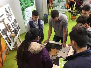 Schüler beim Steinpuzzle verlegen auf der IHM