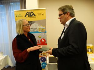 Anna Singer (Geschäftsführerin Steinzentrum Hallein) mit Martin Mayr (Vertrieb Fila in Österreich), Foto: Fila