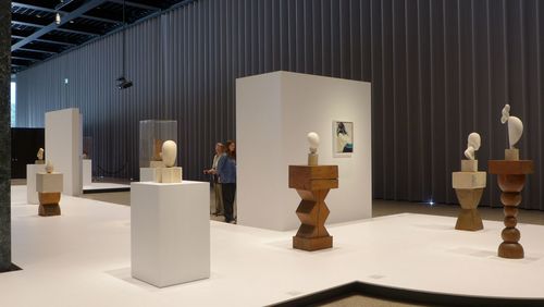 Ausstellung des Bildhauers Constantin Brâncuși in der Neuen Nationalgalerie in Berlin