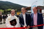 Pfarrer Ambros Ganitzer, STM-GF Jürgen Moser und Bürgermeister Herbert Farmer bei der Eröffnung des Zubaus.