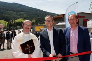 Pfarrer Ambros Ganitzer, STM-GF Jürgen Moser und Bürgermeister Herbert Farmer bei der Eröffnung des Zubaus.