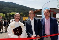 Pfarrer Ambros Ganitzer, STM-GF Jürgen Moser und Bürgermeister Herbert Farmer bei der Eröffnung des Zubaus.