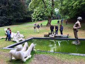 Brunnen mit Antihelden