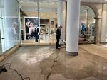 Der Granitboden im Eingang des Kaufhauses Lodenfrey vor der Spezialreinigung von Finalit
