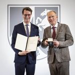 Ministerpräsident Hendrik Wüst übergibt Jürgen Prigl den Verdienstorden des Landes NRW.