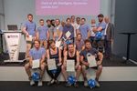 Die Sieger (vorne) im Kreis aller Teilnehmer mit den Juroren (Foto: NürnbergMesse)