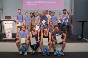 Die Sieger (vorne) im Kreis aller Teilnehmer mit den Juroren (Foto: NürnbergMesse)