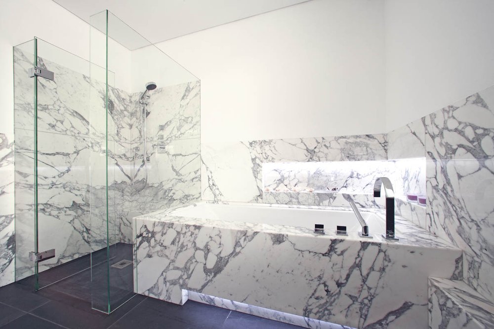 Badgestaltung mit Carrara-Marmor (Fotos: SBK Europe GmbH)