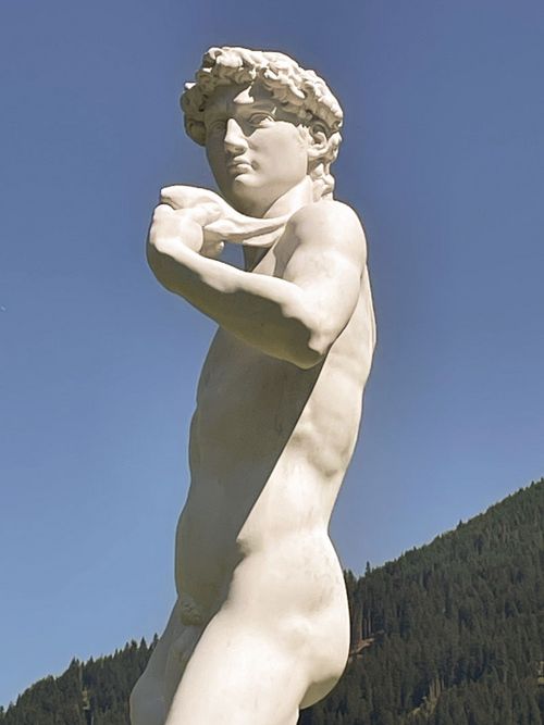 Der »David der Alpen« wurde aus reinweißem MARMO BIANCO MICHELANGELO gefertigt.