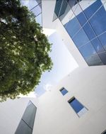 Klare Linien und überraschende Sichtachsen zeichnen das Gebäude aus (Foto: Museum Reinhard Ernst/Helbig Marburger)