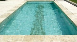 In Travertin ausgeführte Pool-Umrandung und Terrassenfläche (Foto: Magna Naturstein)