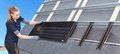 Solarplatten lassen sich laut Firma leicht an beliebigen Stellen des neuen Verlegsystems integrieren.