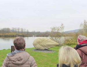 Die "Muschel" aus Mainsandstein, eine Skulptur von Rosa Brunner, ist Teil der schon bestehenden Skulpturenlandschaft an Gewässern rund um Bamberg.