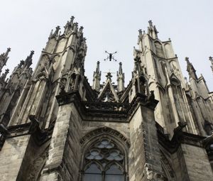 Hoch hinaus, aber nur mit Erlaubnis: Ab einer Flughöhe von 100 m muss die Vermesung mittels Drohne bei der Stadt angemeldet werden. (Fotos: Manuela Wolf)