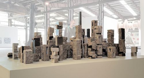 Für das Ausstellungskonzept "BIKINI paradox" baut Christoph Jakob eine Stadt aus Spaltskulpturen