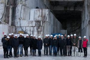 Gruppenbild vor einem Bruch mit GÖFLANER MARMOR