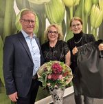 von links:  Bürgermeister Thomas Meyer, Angelika Thaler-Jung und Wirtschaftsbeauftragte Anja vor der Brügge