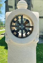 Hinter der Friedhofskirche in Sülchen steht diese Totenleuchte, entworfen von Harald Straub und ausgeführt von Moritz Kuhn. Das Bronzeelement erinnert an das Kreuzamulett aus dem 6. Jahrhundert, das in einem der alten Gräber gefunden wurde. (Foto: Bärbel Holländer)