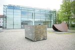 Susanne Tunns Skulptur "Rotation" (2011) aus norwegischem Larvikit neben Alf Lechners Stahlskulptur "Kreisteilung" (1999) auf dem Vorplatz des Lechner Museums. 