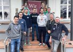 (links, von unten) Felix Seefried (Steinmetz Jürgen Seefried, Garmisch-Partenkirchen), Lukas Bollerhey (Grabdenkmäler Karl-Heinz Bollerhey, Schauenburg), Hannes Dehoff (Bildhauerei Siegfried Keller, Harthausen), Anna Staudt (Werkstatt Friedrich Meyer, Düsseldorf), Sebastian Janka (Probst & Schröder GmbH & Co. KG, Türkheim), Simon Claas (Hermann Claas GmbH & Co. KG Harsewinkel), (Mitte links) Johannes Seidl (Seidl GmbH & Co. KG, Oberhatzkofen), (Mitte rechts) Maximilian Steininger (Steininger Steinmetz, München), (rechts, von unten) Andreas Rudolph (Hermann Rudolph Steinmetz GmbH, Obergünzburg), BIM Markus Steininger, Martin Röhling (OM Oberhessen), BIV-GF Sybille Trawinski und BIV-Berater Lukas Henke (Foto: Eva Straub)