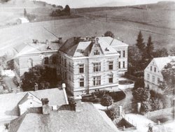 Das Gebäude der Saubsdorfer Marmorschule