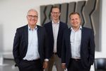 Der neue Geschäftsführer bei Ardex ist Lukas Hädicke (Mitte), hier mit seinem Vorgänger Ulrich Dahlhoff (links) und GF Markus Stolper.