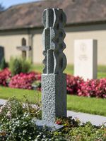 Bildhauer: Daniel Caprez, Riehen, Basel-Stadt, darunterliegenden Platte etwas abfällt. Material: POSCHIAVO Serpentin, Graubünden, Schweiz