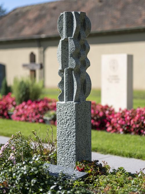 Bildhauer: Daniel Caprez, Riehen, Basel-Stadt, darunterliegenden Platte etwas abfällt. Material: POSCHIAVO Serpentin, Graubünden, Schweiz