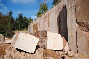 Naturstein liegt fertig zum Abbau bereit und muss nicht erst unter hohem Energieaufwand hergestellt werden. 