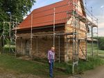 Vereinsvorsitzender Horst Herzig vor dem Rohrturm in Rot am See