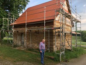 Vereinsvorsitzender Horst Herzig vor dem Rohrturm in Rot am See