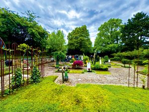 Neu gestalteter Urnenhof auf dem Ostfilderfriedhof