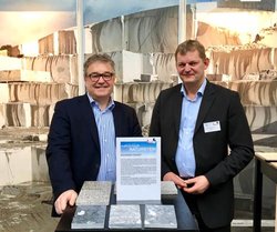 Axel Peinemann mit Regionspräsident Hauke Jagau in der Sonderschau "Heimische Steine"