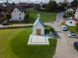 Gemeinschaftlich haben die Menschen in Knölling eine neue Kapelle erbaut und eingerichtet. Viele gestalterische Details hat Maurer- und Steinmetzmeister Dominik Schleicher umgesetzt. (Foto: Dominik Schleicher)