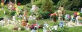 Der "Garten der Kinder" auf dem Ahrensburger Friedhof. Hier darf es bunt und fröhlich zugehen – damit sich trauernde Geschwisterkinder willkommen fühlen. (Foto: Elke Heinen)