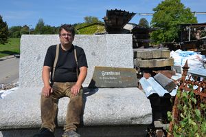 Peter Rieger auf seinem "Granitsessel", ursprünglich ein Widerlager einer Eisenbahnbrücke.